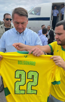 Bolsonaro participa de jogo de truco com apoiadores em Belo Horizonte (MG)